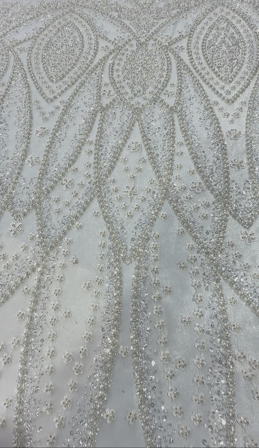 Tissu perlé blanc - Motif floral haute couture (Vendu au mètre)