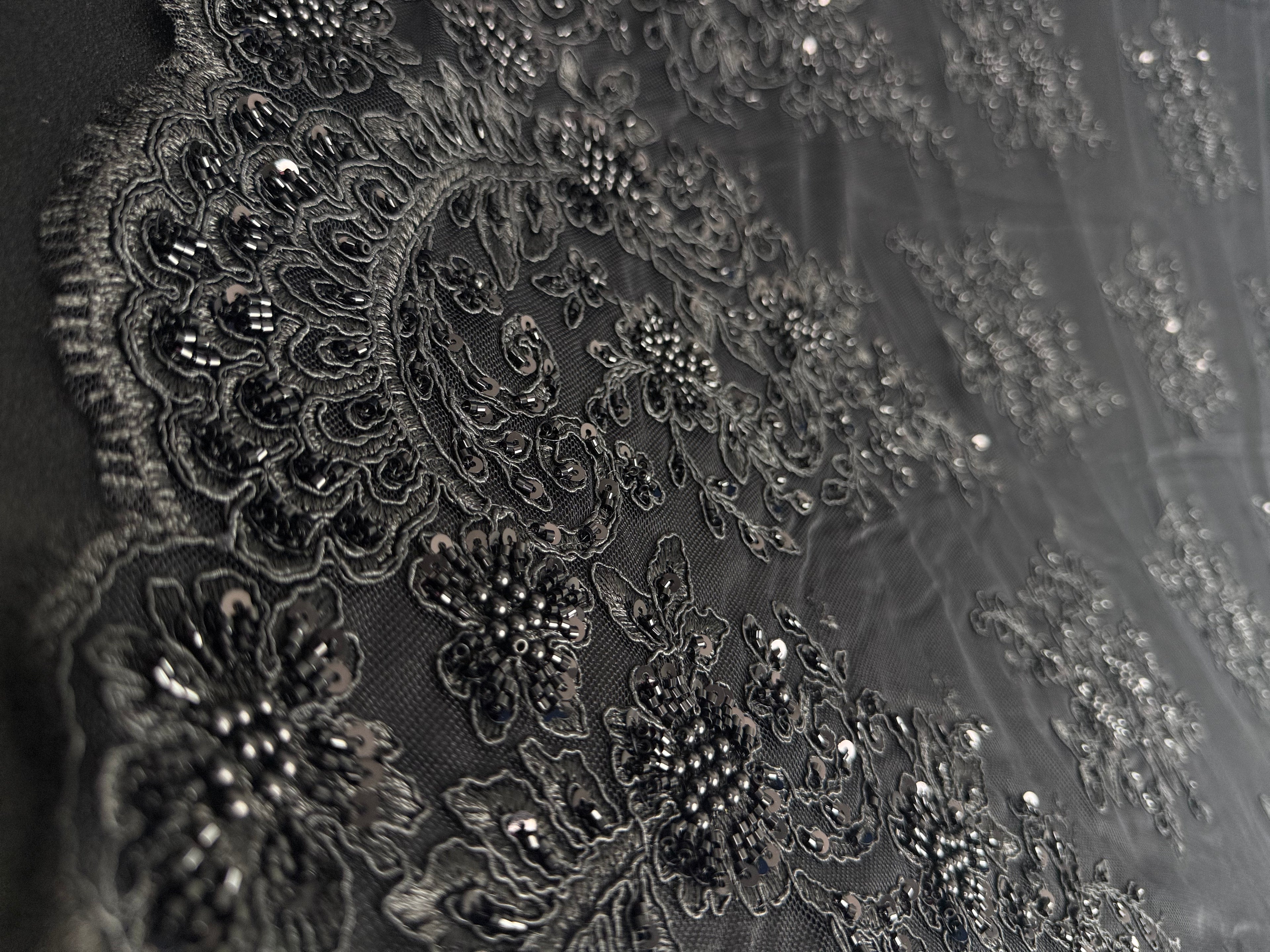 Tissu perlé motif dentelle
