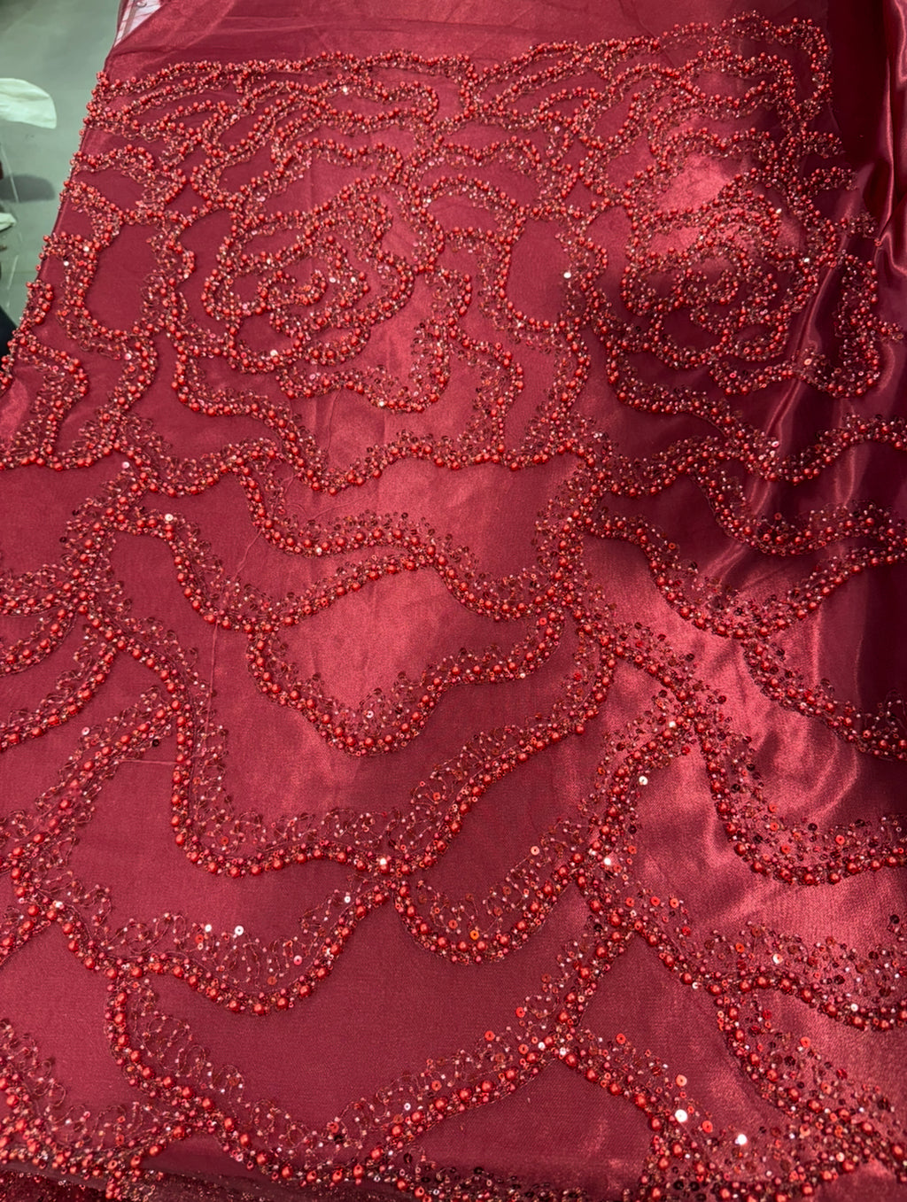 Perlage motif à roses sculptées & reflets intenses