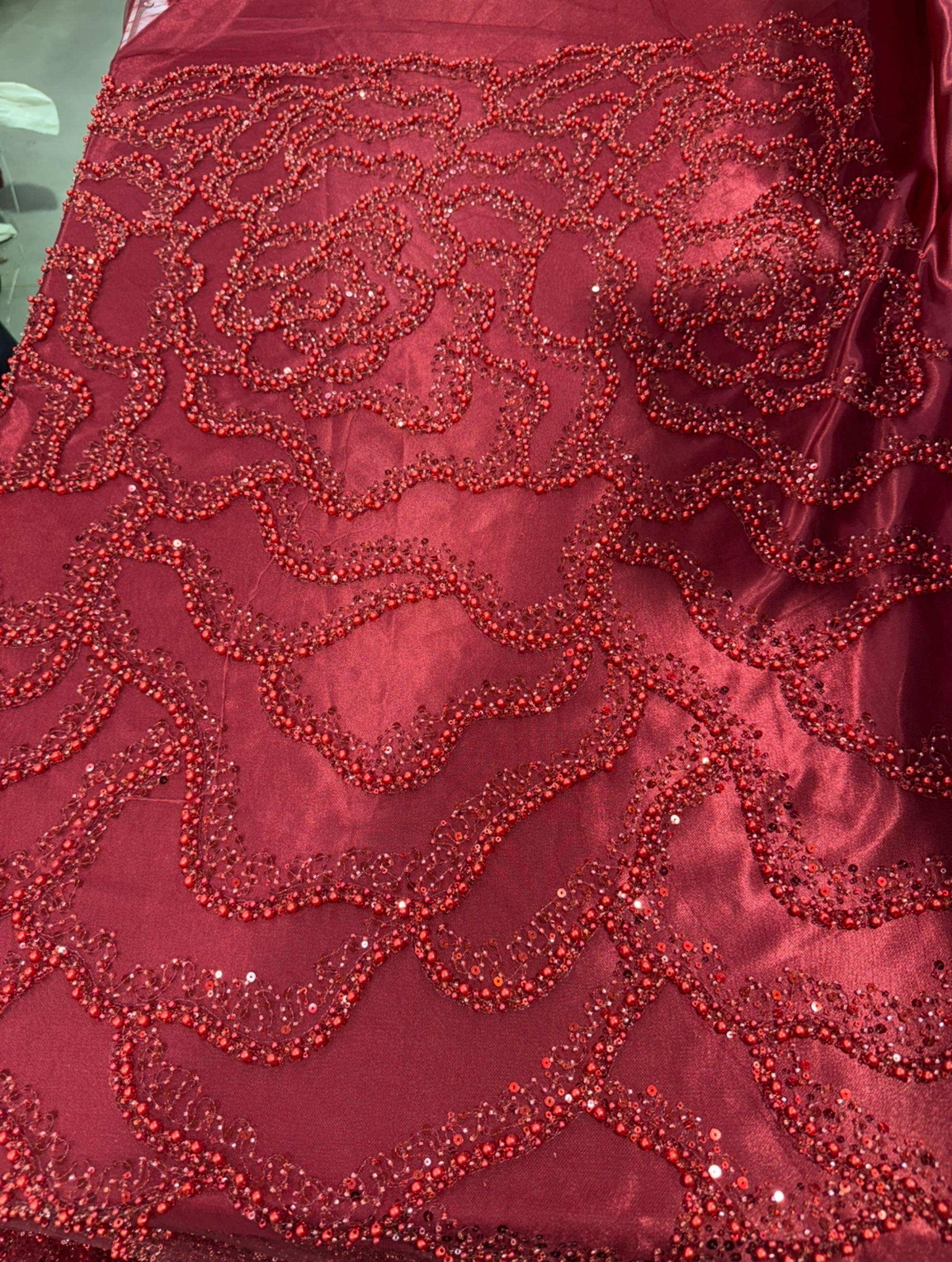 Perlage motif à roses sculptées & reflets intenses